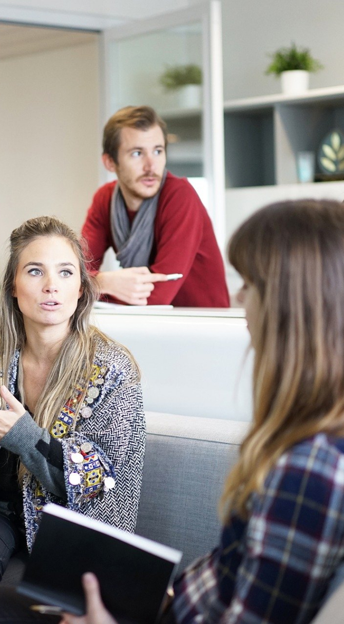 会社の社内会議のイメージ